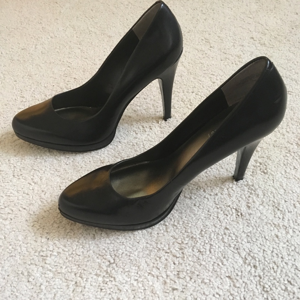 Nine West Black Leather Pumps, size 8